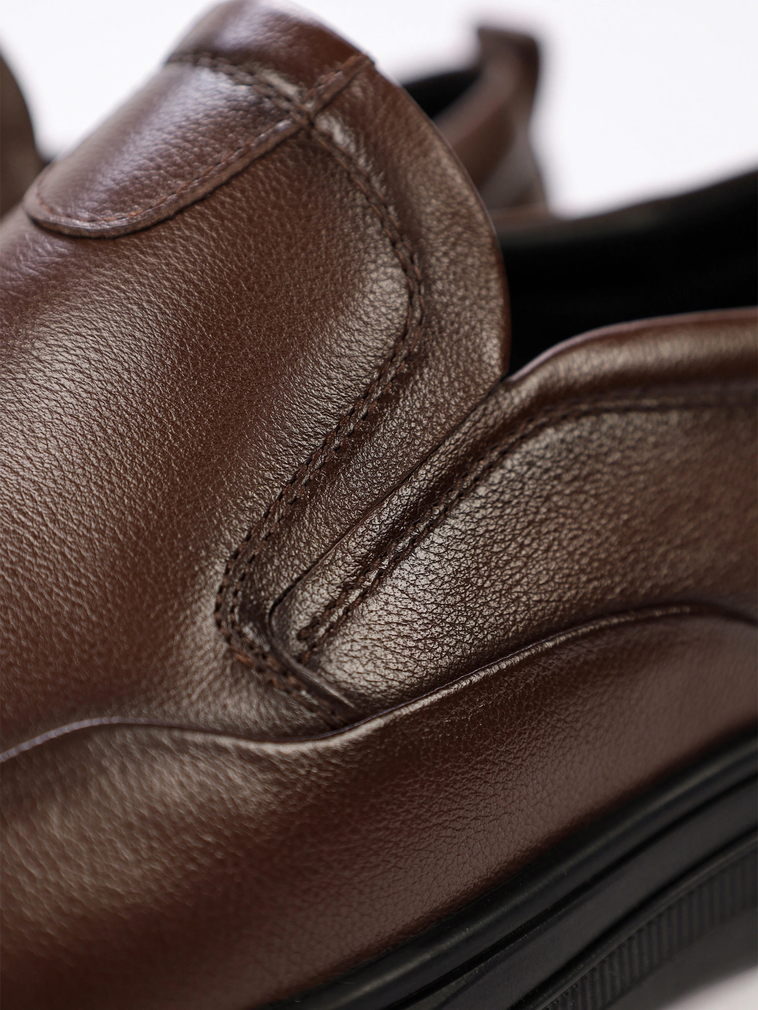 Туфли коричневого цвета с эластичными вставками